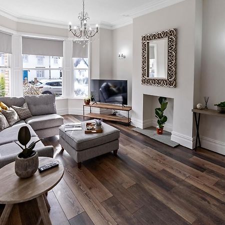 Newly Refurbed, Central Apartment With Free Parking And Hot Tub Lytham St Annes Dış mekan fotoğraf